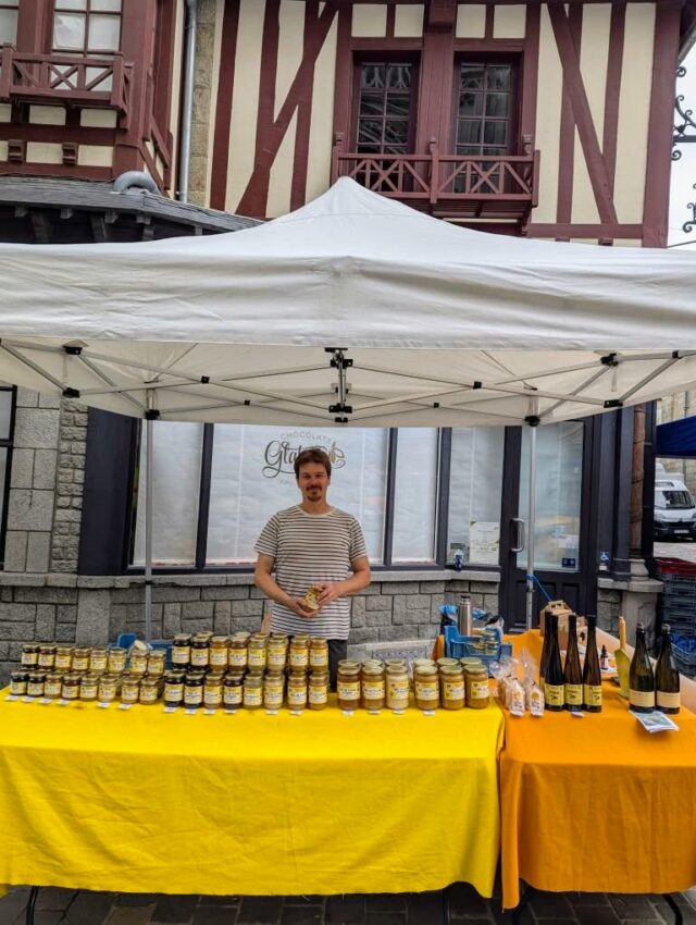 Sur le marché d'Alençon ce matin.
En ce moment je récolte du miel d'été : beaucoup de travail à venir, et la récolte sera correcte. Espérons un peu de pluie pour les dernières floraisons, le tournesol 🌻 et le sarrasin. 
Je continue à être présent sur le marché d'Alençon les jeudis et samedis. C'est une période intense en travail !