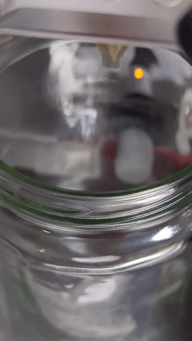 Mise en pot de miel de sarrasin. Belle couleur foncée avec des reflets rouges, qui rappellent la couleur de la tige de la plante. Une puissante odeur, mais son goût, bien que marqué, est plus doux et présente des notes de caramel, voire de réglisse. Disponible sur le marché d'Alençon les jeudis et samedis !